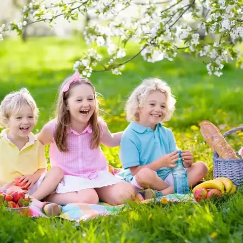 Familien-Erinnerung: Kinder beim Frühlingspicknick im Garten