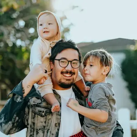 Familien-Erinnerung: Vater mit seinen beiden Kindern im Garten