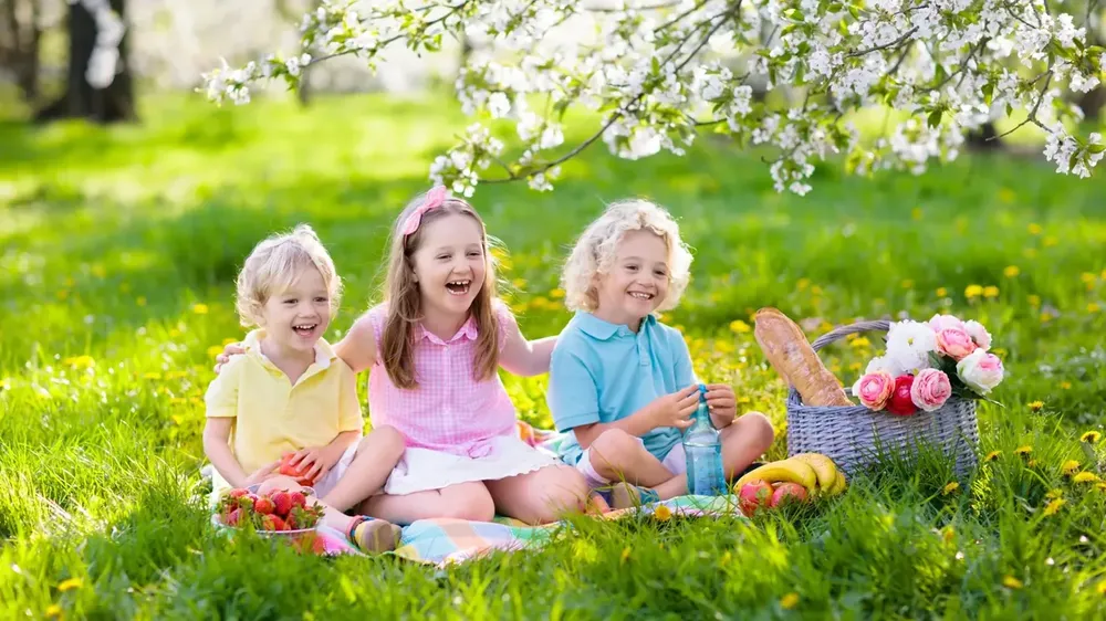Familien-Erinnerung: Kinder beim Frühlingspicknick im Garten