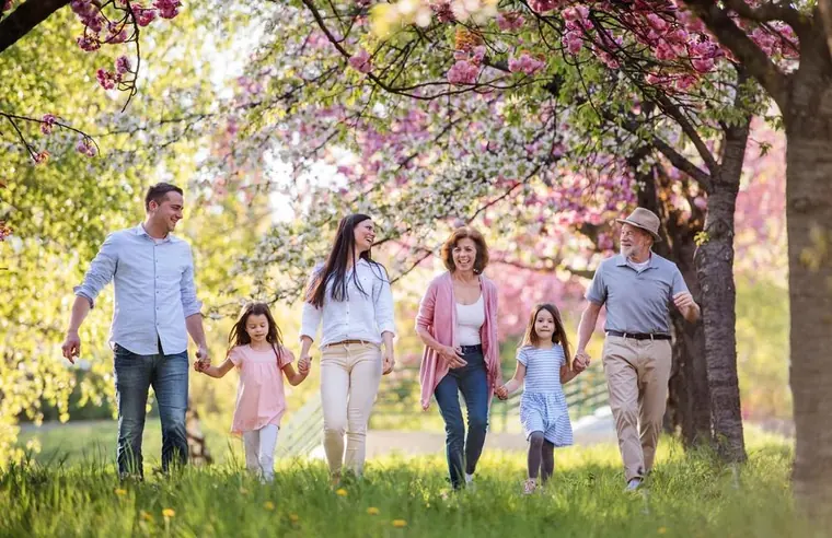 Drei Generationen genießen ihre digitalisierten Familienerinnerungen