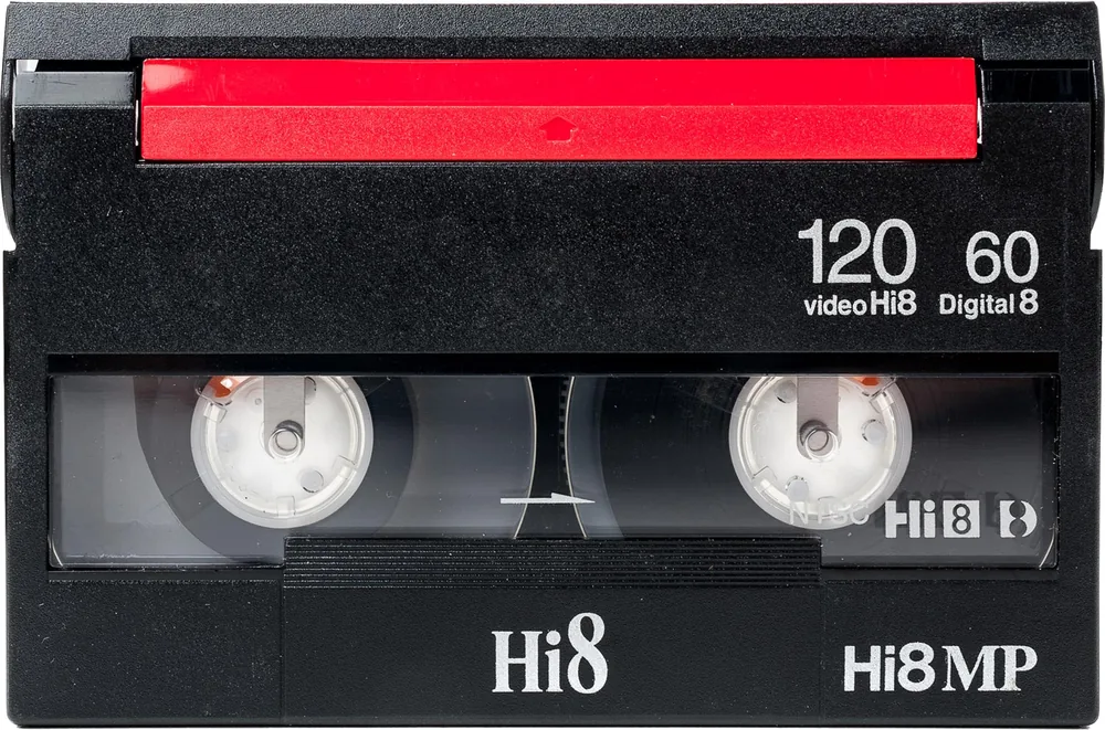 Hi8-Videokassette wird bei MEDIADIG digitalisiert und farblich nachbearbeitet