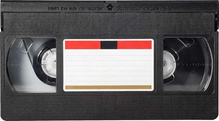 VHS-Videokassette wird bei MEDIADIG digitalisiert und farblich nachbearbeitet