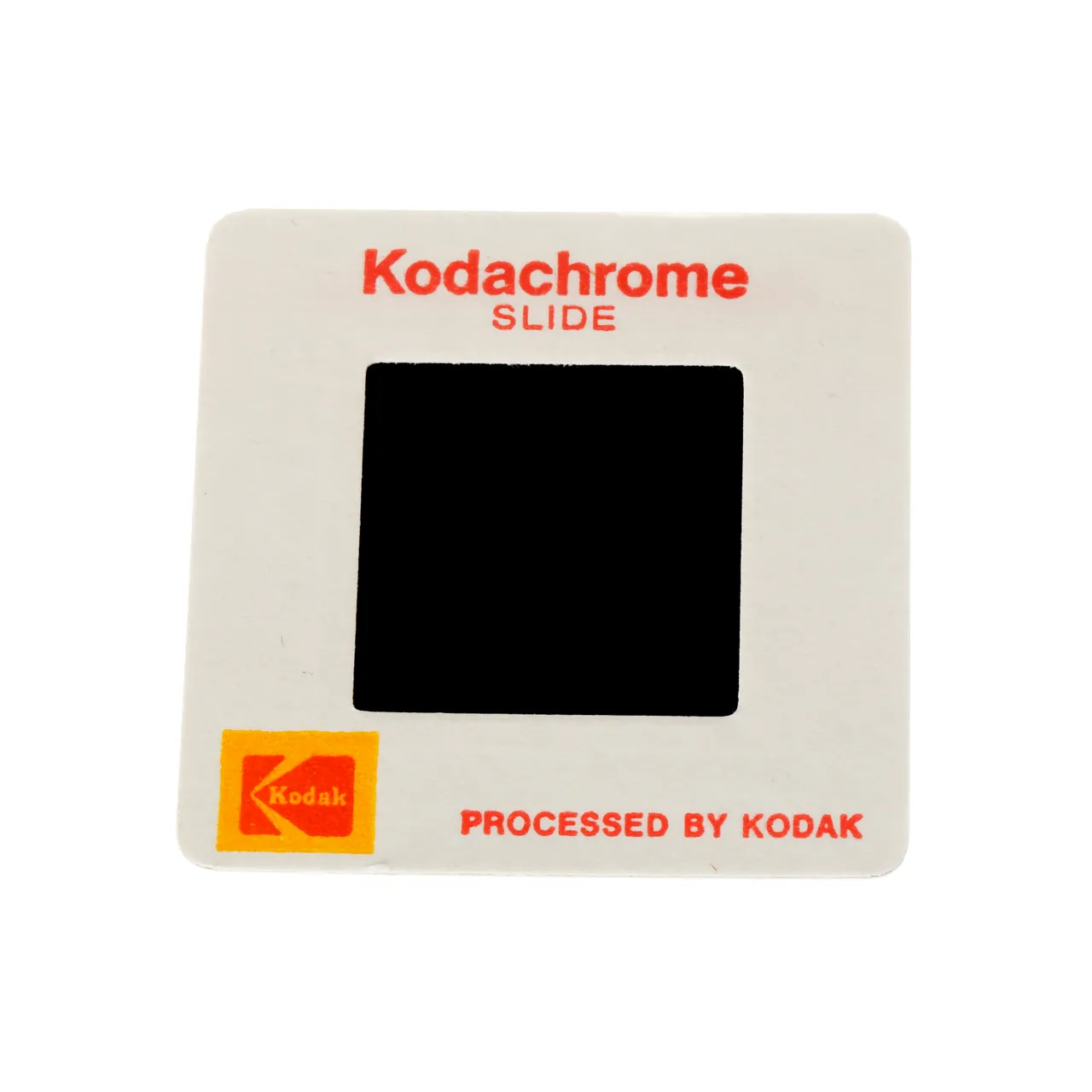 Einzelnes Kodachrome-Dia gegen das Licht gehalten – ein Stück Fotogeschichte, bereit zur Digitalisierung bei MEDIADIG