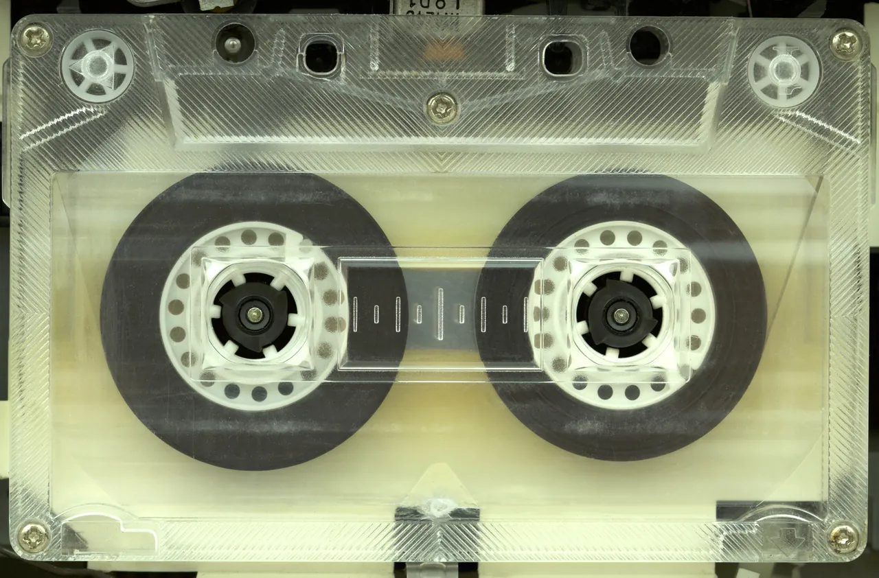 Musikkassette von innen mit Magnetband – vor dem Entsorgen auf einzigartige eigene Aufnahmen prüfen