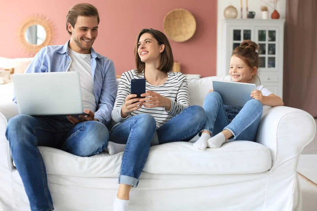 Familie genießt entspannt zu Hause gemeinsame Erinnerungen – digitalisierte 16-mm-Filme jederzeit griffbereit