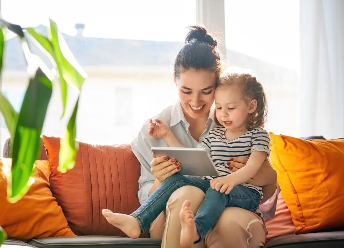 Mutter und Kind genießen gemeinsam Musik im sonnigen Wohnzimmer – Aufnahmen, die dank digitalisierter Kassetten erhalten bleiben