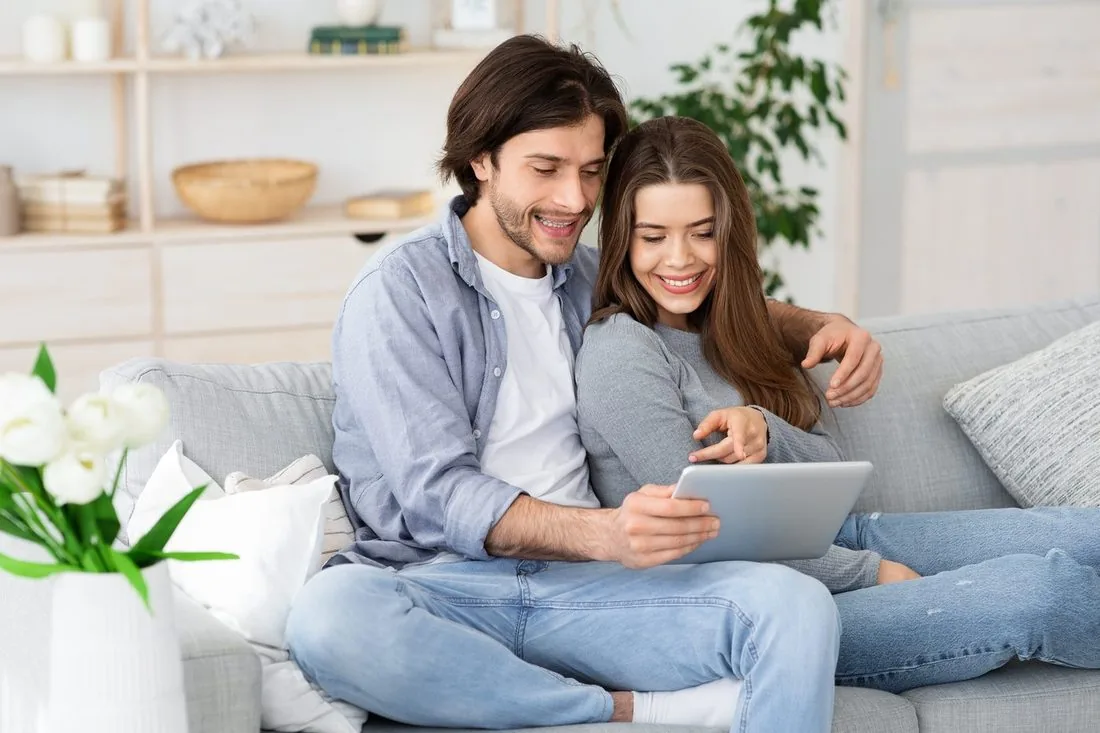 Familie genießt ihre digitalisierten MiniDV-Erinnerungen gemeinsam auf dem TV